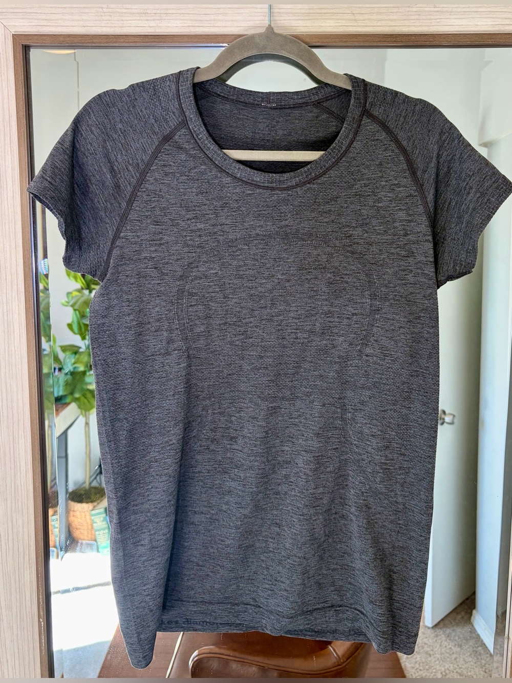 Lululemon Swiftly Tech Short Sleeve 2.0 Race
Graphite Grey Silver Drop size 10 M